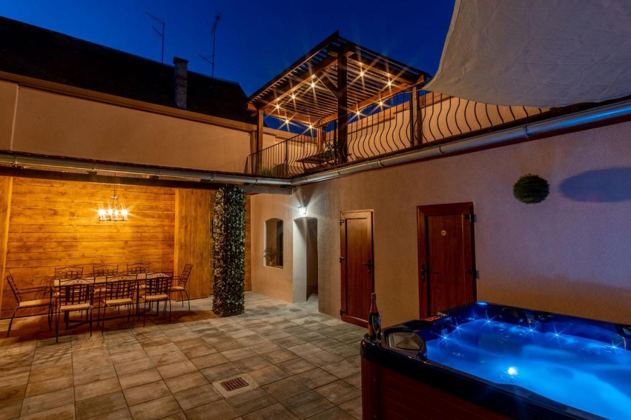 Zollus House Tvrda Apartman Eszék Kültér fotó